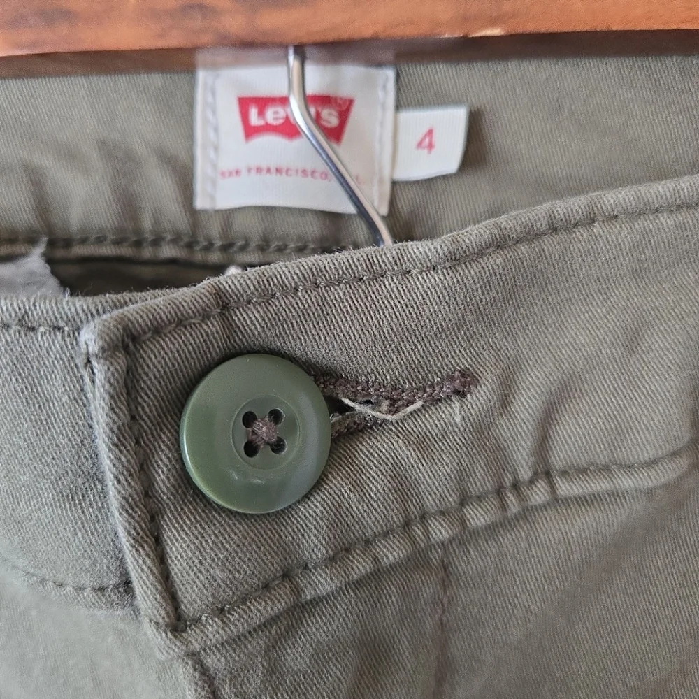 Levis's Sz 4 Olive